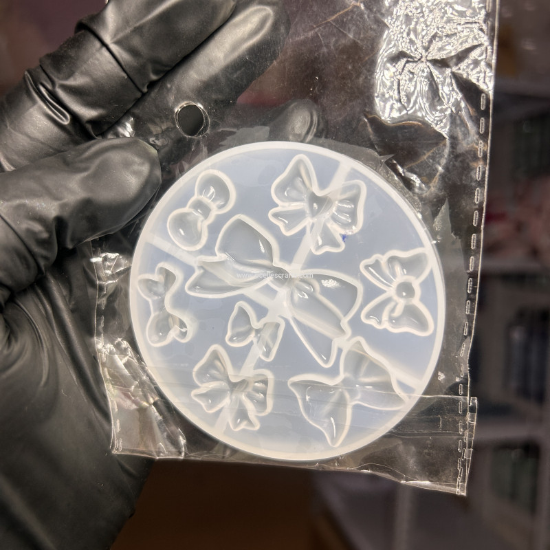 8 cavity round Ribbon Charm Mold