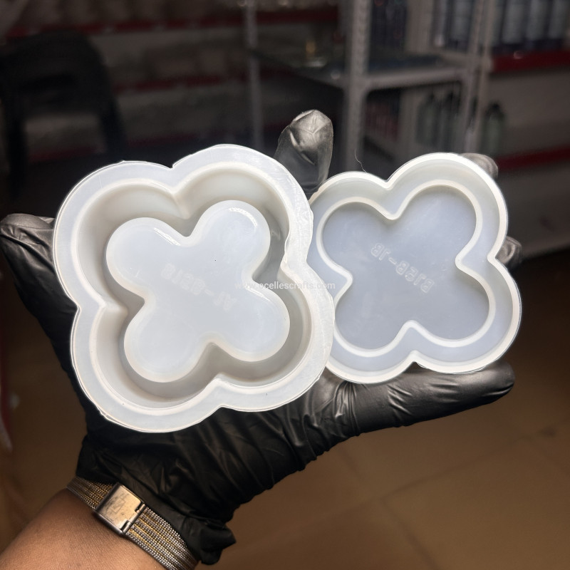 Clover Shaped Storage Mold With Lid